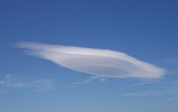 Altocumulus lenticularis, nuage ayant pu entraîner des méprises complexes.