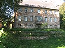 Castle complex with outbuildings, including ramparts, remains of medieval buildings in ground and elevation proportions, as well as a residential building