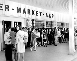 Line of People Outside of A & P Store 1944 Oak Ridge (15907898408).jpg