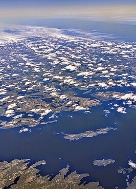 Luchtbeeld met zicht op Burnt Island (voorgrond) en Lockers Flat Island (achtergrond)