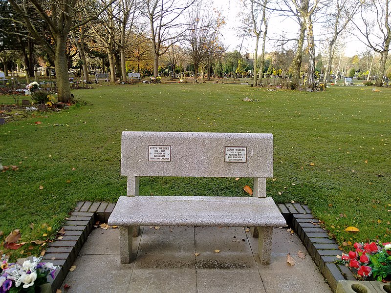 File:Long shot of the bench (OpenBenches 3002-1).jpg