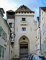 A porte de Saint-Côme no topo da rua de mesmo nome, foi parte do novo recinto do castelo no Cimo dos quais o último foi montado no século XIII. No século XIX, foi reconstruída em estilo trovador.