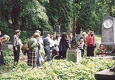Zespół Polskiego Teatru Ludowego we Lwowie przy odnowionym grobie Jana Nepomucena Kamińskiego (2004)
