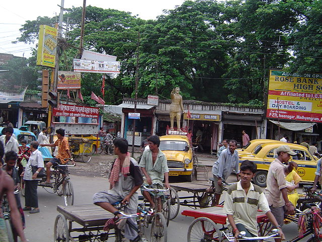 Madhyamgram Crossing on Jessore Road; Traffic jam, including the "Cycle-van"s