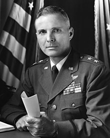 Tümgeneral John B. Henry Jr..jpg