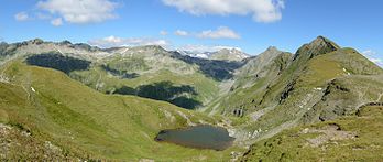 Vista panorâmica a partir de Hagener Hütte, um refúgio de montanha no passo de Niederer Tauern perto de Mallnitz (Caríntia), em direção ao vale Naßfeld, parque nacional de Hohe Tauern, Salzburgo, Áustria. (definição 9 016 × 3 818)