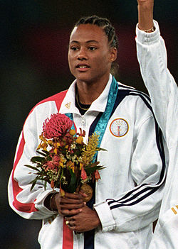 Marion Jones Sydneyn olympialaisten 4 × 400 metrin viestin palkintojenjakotilaisuudessa.