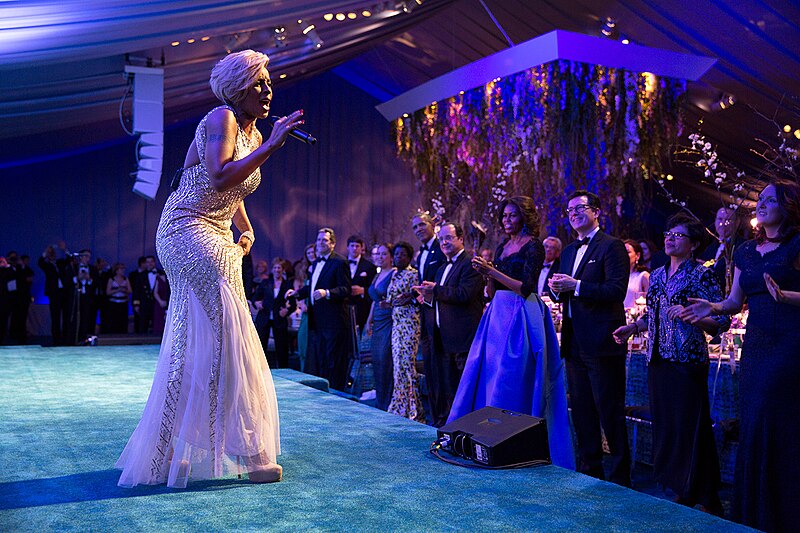 File:Mary J. Blige performs during the State Dinner for President François Hollande of France, 2014.jpg