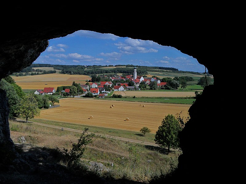 File:Mauern von Höhle aus, Juli `12 - panoramio.jpg