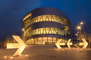 Le musée Mercedes-Benz à Stuttgart en Allemagne. D'une superficie de 16 000 m2, il expose aux visiteurs un total de 160 véhicules. (définition réelle 2 621 × 1 747)