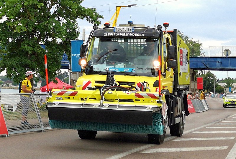 File:Mercedes Unimog Balayeuse Tour de France (48865673728).jpg