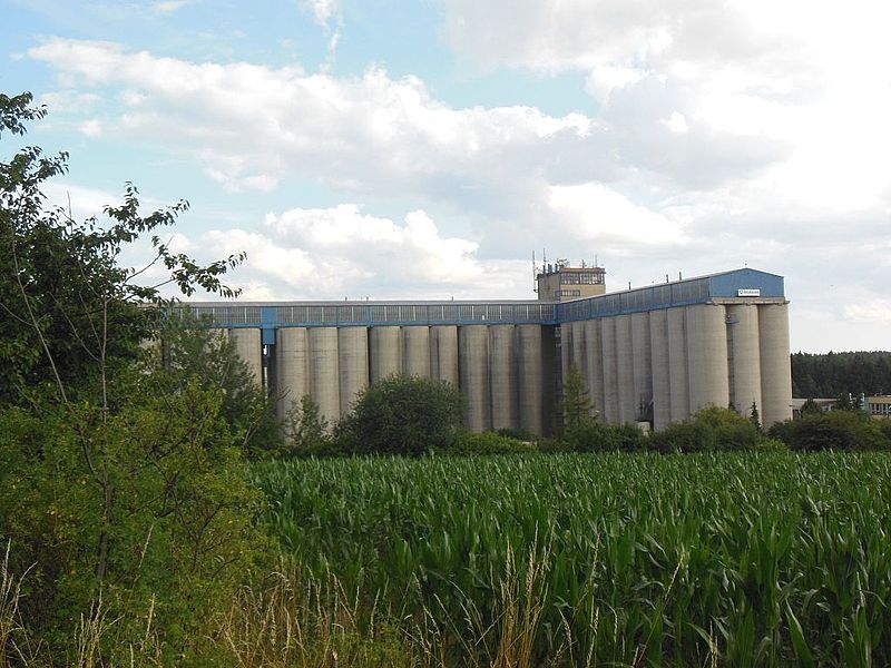 File:Milín, Nádražní, silo (01).JPG