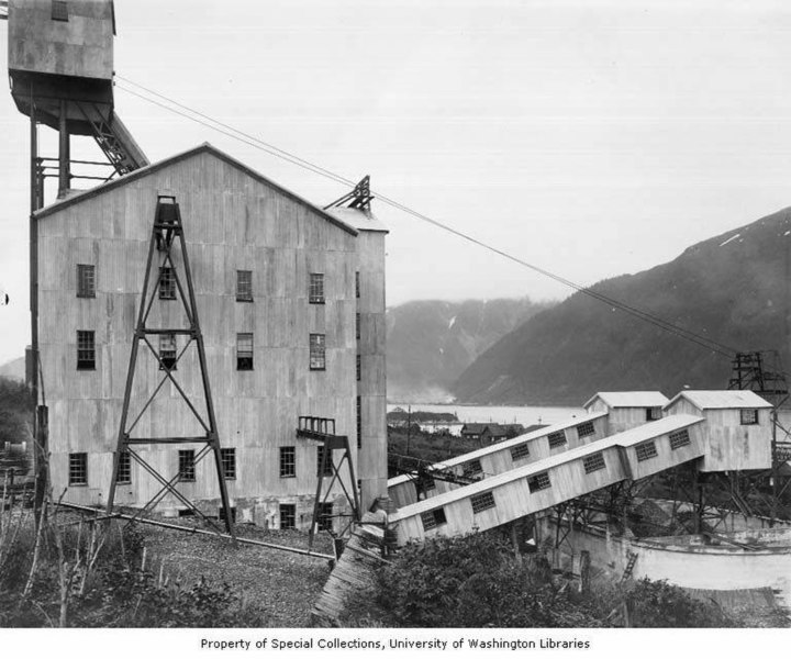 File:Mining operations, Alaska Treadwell Gold Mining Co, ca 1914 (CURTIS 1862).jpeg