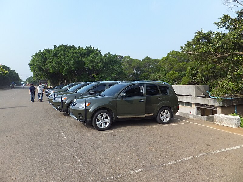 File:Mitsubishi SUVs Parked Beside Road of Hukou Camp 20111105.jpg