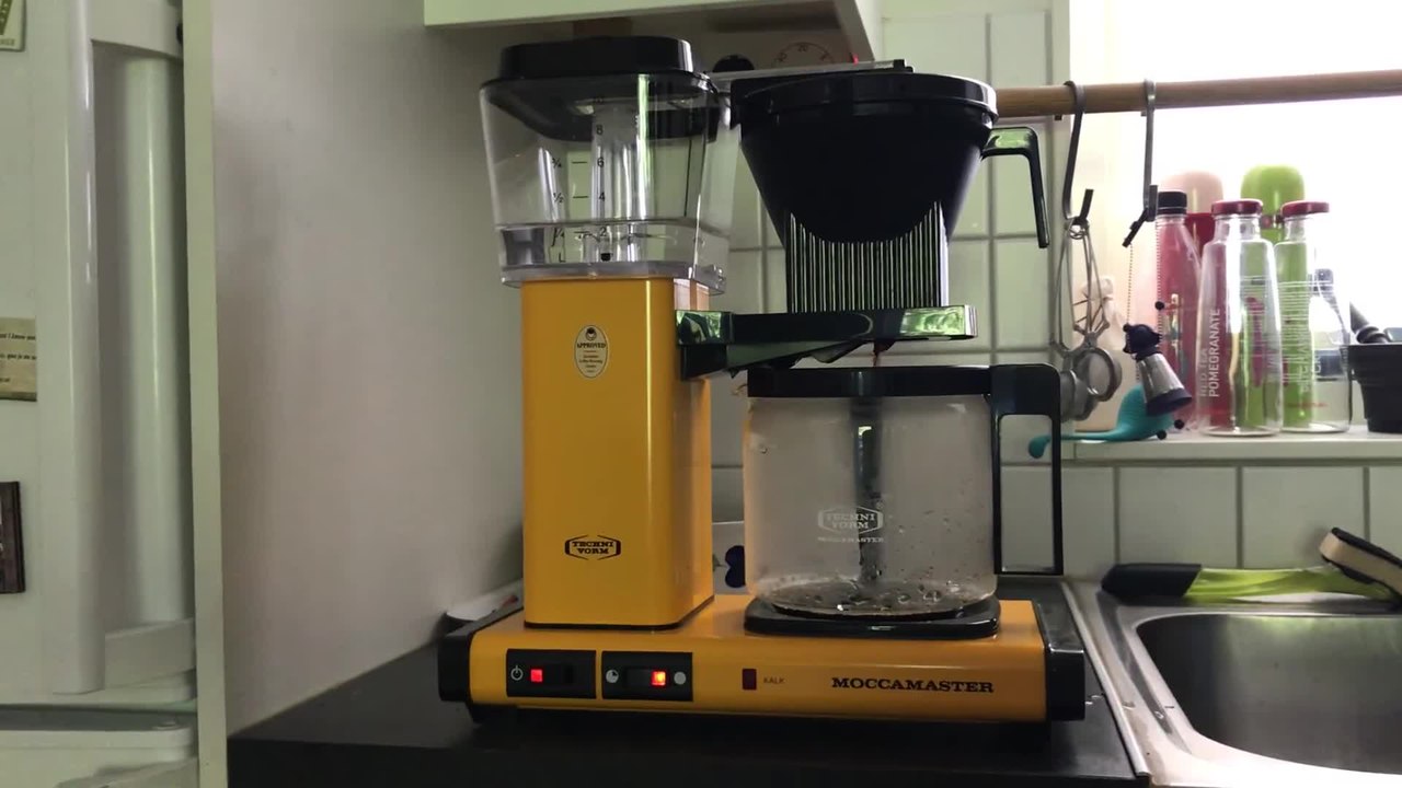 https://upload.wikimedia.org/wikipedia/commons/thumb/3/3c/Moccamaster_coffee_maker.webm/1280px--Moccamaster_coffee_maker.webm.jpg