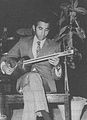 محمد رضا لطفي في شبابه وهو يعزف على التار