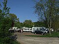 Aparcament informal amb diverses autocaravanes a França.