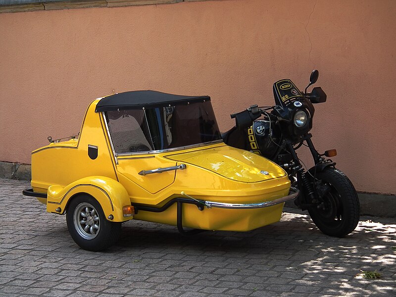 File:Motorrad mit gelbem Beiwagen.JPG