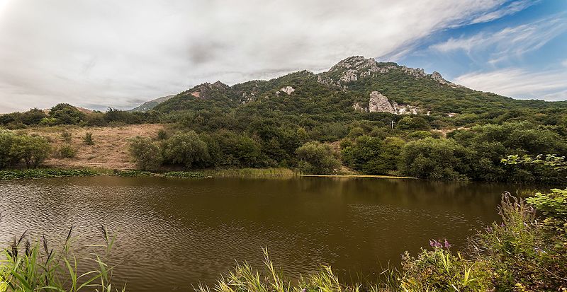 File:Mountain-laccoliths of Beshtau 3098.jpg