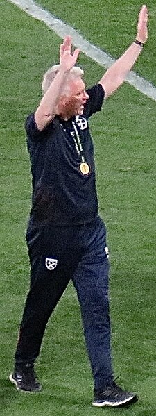 File:Moyes celebrates (cropped).jpeg