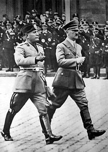 Mussolini loopt met Adolf Hitler in Berlijn, in militaire uniformen 1937