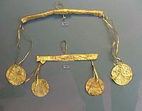 Balances d'or, -XVIe s., pour la pesée des âmes, figurées par des rosaces ou des papillons.