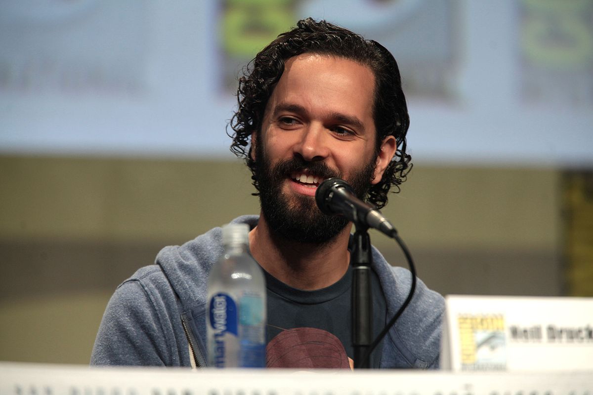 1200px-Neil_Druckmann_%2814586605580%29.jpg