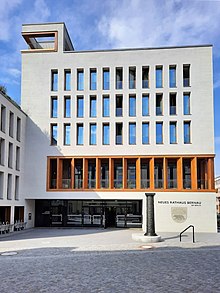 Foto van het nieuwe stadhuis op de hoek van de Bürgermeisterstraße en de Grünstraße in Bernau bij Berlijn