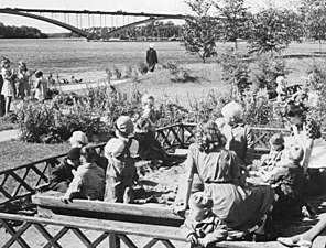 Parken är färdigställd, sandlådelekplatsen på 1940-talet.