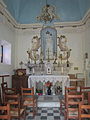 La chapelle Notre-Dame, vue intérieure. La Vierge à l'Enfant, statue de marbre blanc, date de 1848.