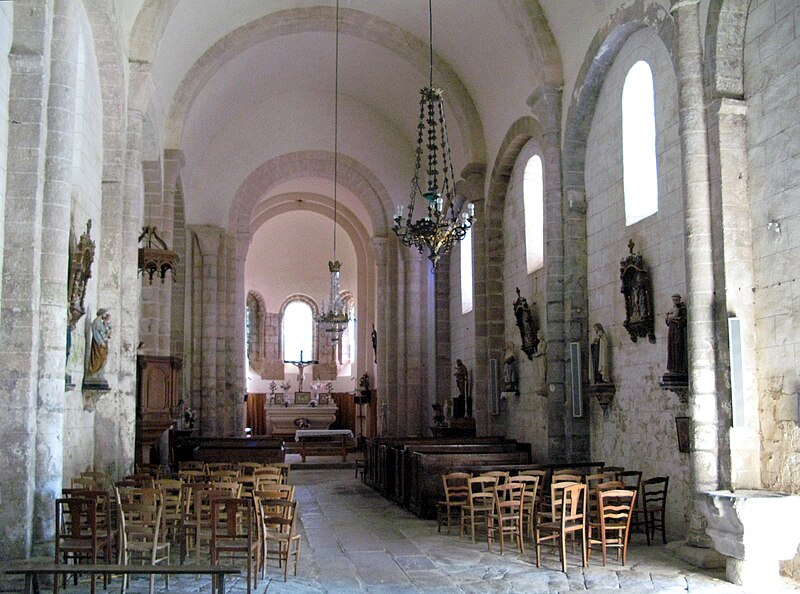 File:Nouziers église (intérieur nef) 1.jpg