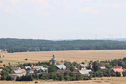 Pohled na vesnici ze zelené turistické stezky