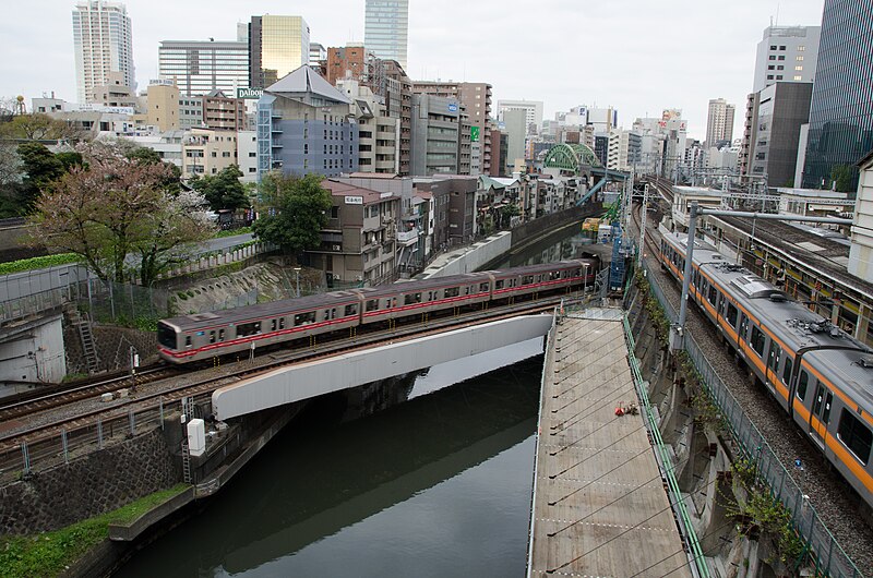 File:Ochanomizu Station Metro under JR East 2015-04-09.jpg