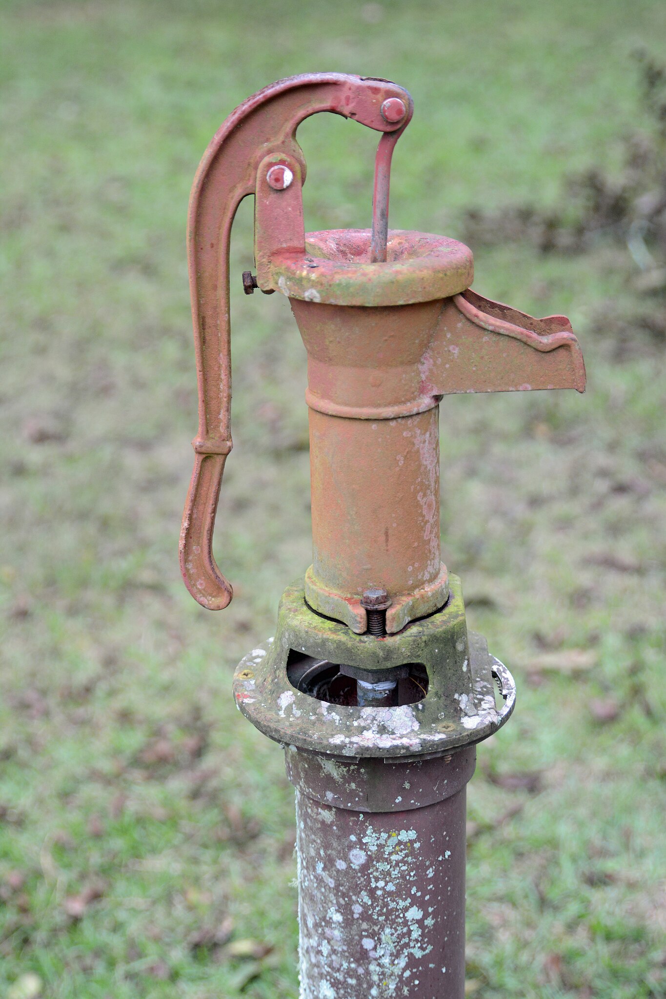 File:Old hand water pump.jpg - Wikipedia