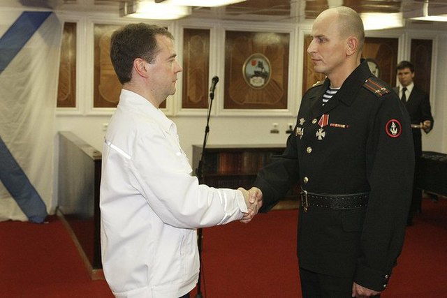 Russian President Dmitry Medvedev awarding the Order of Courage to Naval Infantry Lieutenant Colonel Oleg Kistanov on July 4, 2010, for his actions du