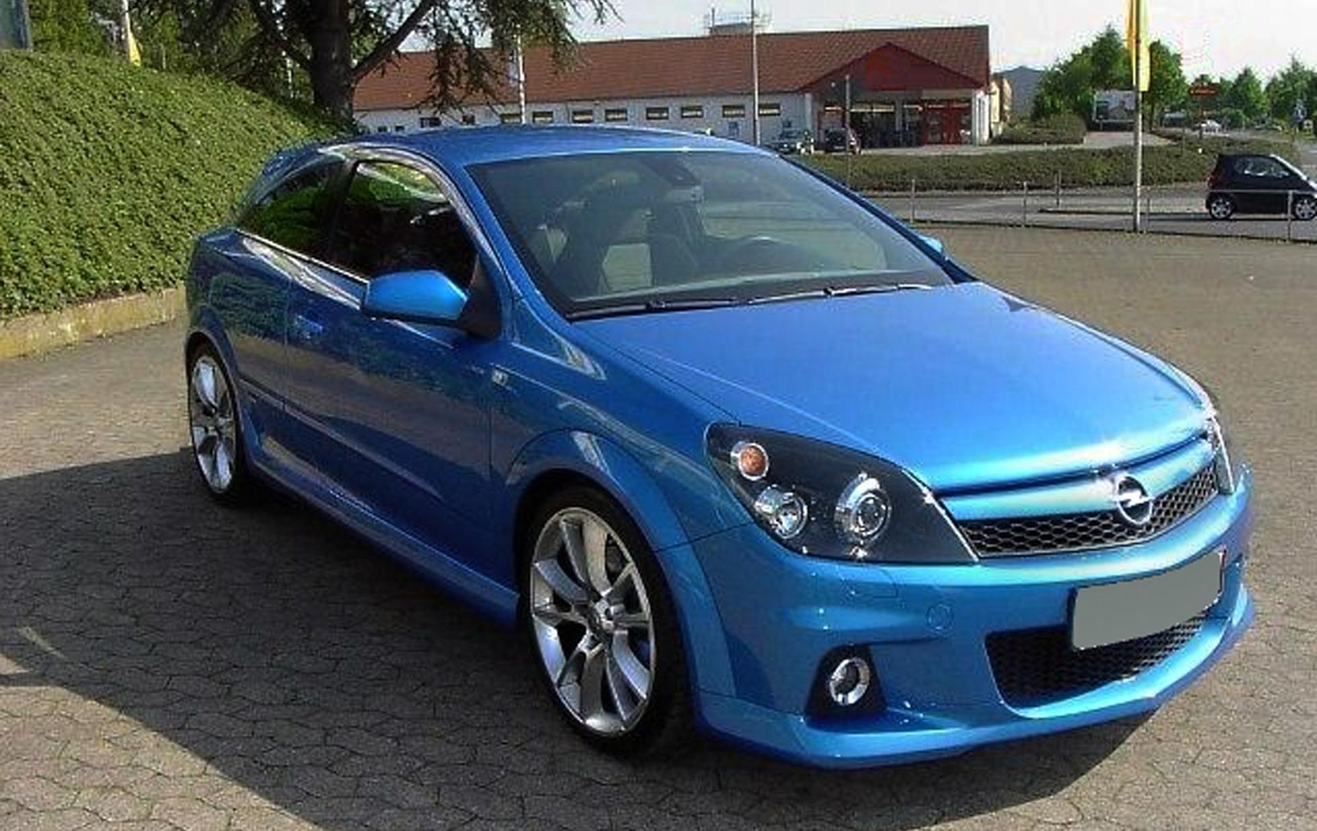 1920px-Opel_astra_H_3T_opc.jpg