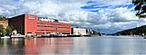 Viken sedd från Svindersvik, med Operans och Dramatens dekorverkstäder samt en magasinsbyggnad från 1940-talet. Svindersviksbron i fonden, 2022.