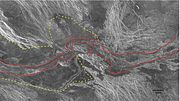 Canales de salida en Lada Terra, delineados en rojo con la extensión de flujo más joven representada como líneas discontinuas amarillas. El canal tiene unos 20 kilómetros de ancho. Lada Terra, hemisferio sur de Venus. Imagen de fondo proporcionada por NASA/JPL