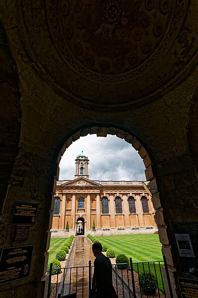 File:Oxford - The Queen's College 1341 (1759 architecture) - View from the Front Quad entrance on the Vicarage & University College Oxford Chapel 1860s refurbished by Sir George Gilbert Scott 01.jpg