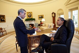 רם עמנואל, ראש הסגל הראשון בבית הלבן בתקופת ממשל אובמה, משוחח עם הנשיא בחדר הסגלגל