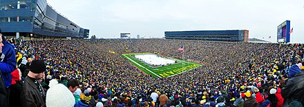 Le Michigan Stadium, stade de football américain situé à Ann Arbor, Michigan (États-Unis).