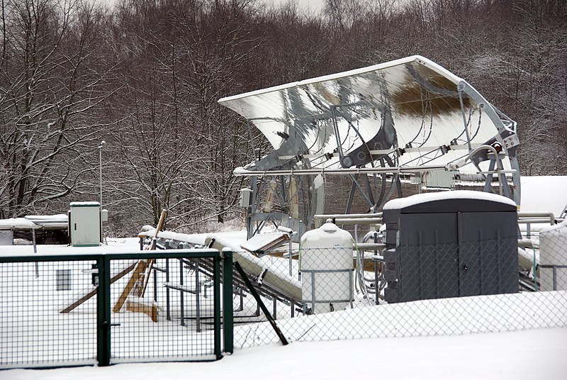 File:Parabolrinnenspiegel Parabolic trough mirror (8405758072).jpg