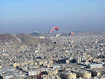 Vaizdas:Paragliding_over_Arak_city.jpg