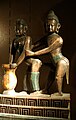 Escultura erótica nepalesa em madeira do século XX em exibição no museu do Erotismo, em Paris, na França
