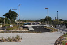 Blick auf den großen, wenig genutzten Parkplatz des Bahnhofs.