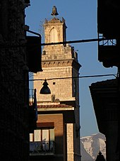 La torre di Palazzo Margherita vista da piazza Duomo