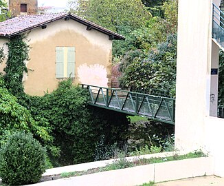 La maison de l'éclusier et la passerelle des douves sur le Midou