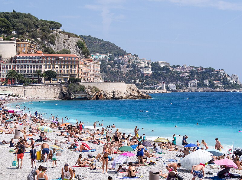 File:People on the beach.jpg