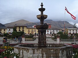 Huamachuco.JPG Plaza de Armas Havuzu