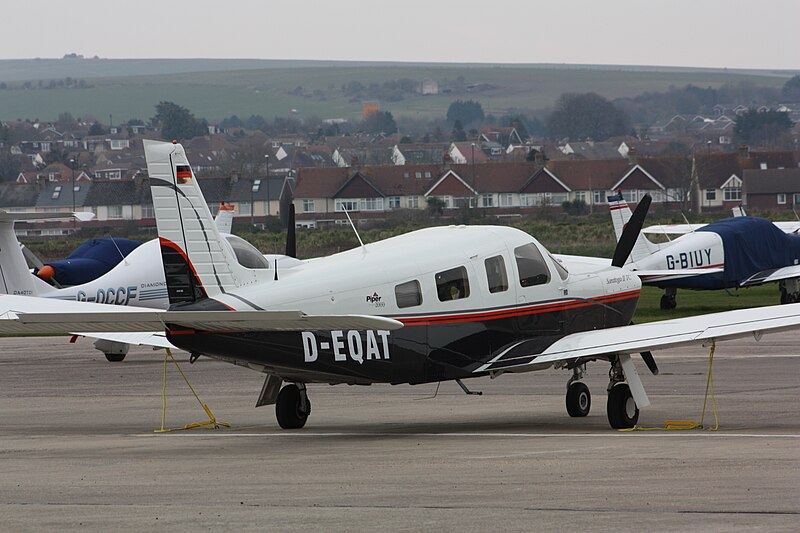 File:Piper PA-32R Saratoga D-EQAT (8614836080).jpg